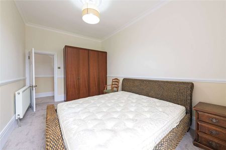A spacious two bedroom garden flat set in this handsome period building. - Photo 4