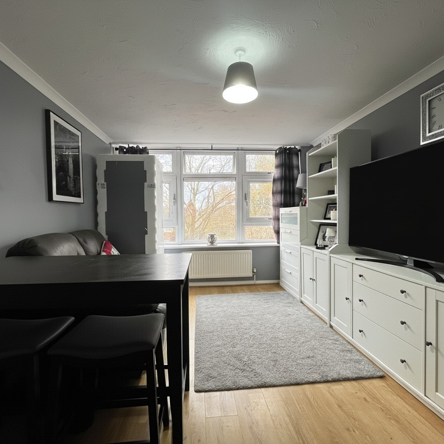 1 bed flat to rent in Tudor House, South Lynn Crescent, Bracknell, Berkshire, RG12 7LN - Photo 1