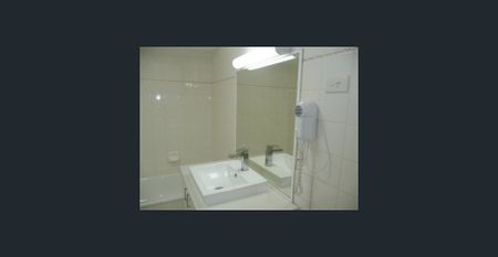 BreakFree Beachpoint - Unfurnished 1 Bedroom Apartment - Opposite beach! - Photo 4