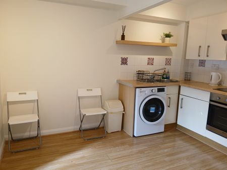 ONE BEDROOM FLAT TO LET IN PRIME LOCATION MAIDENHEAD, BERKSHIRE - Photo 5