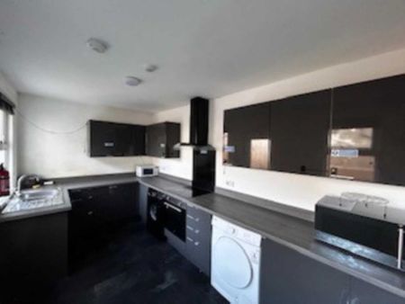 1 bedroom in a house share to rent - Photo 4
