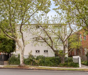 Renovated, Tranquil And Secure In Prestigious Locale - Photo 2