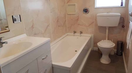 All-inclusive furnished, self-contained studio unit - Photo 5