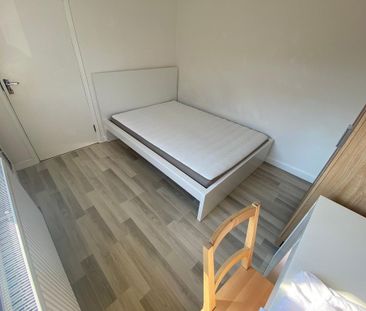 4 bedroom semi-detached house to rent - Photo 4