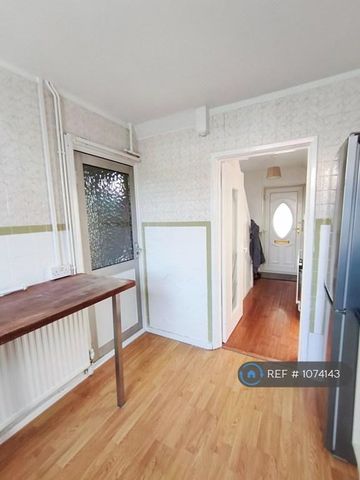 2 bedroom semi-detached house to rent - Photo 2