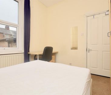 5 bedroom Student Terraced House to rent in Larkspur Terrace, Jesmo... - Photo 4