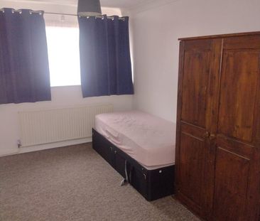 Room in a Shared House, Downs Road, LU1 - Photo 1