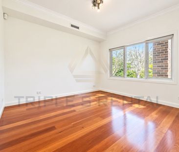 IMPRESSIVE MODERN RESIDENCE IN PRIZED LOCATION (6 Bedroom + 1 study +3 bathroom + 2 Car space) - Photo 5