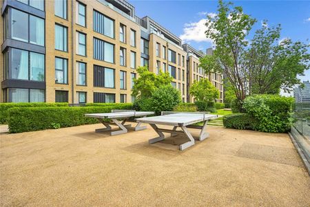 A stunning split-level two bedroom apartment with a spacious terrace, offering beautiful views over the River Thames - Photo 2