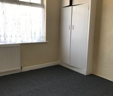 2 bedroom ground floor flat to rent - Photo 2