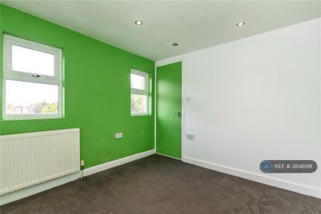4 bedroom semi-detached house to rent - Photo 4