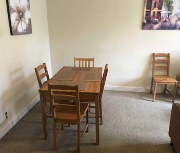 COUPLES WANTED! Room 3: 12 Pickering, Guildford, GU2 8AH - Photo 2