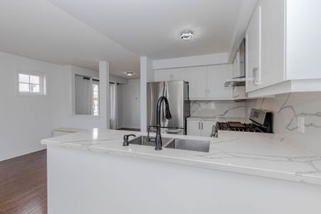For Lease - 2 Lancaster Court, Barrie, Ontario - Photo 3