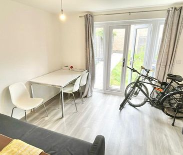 1 bedroom in a flat share to rent - Photo 2