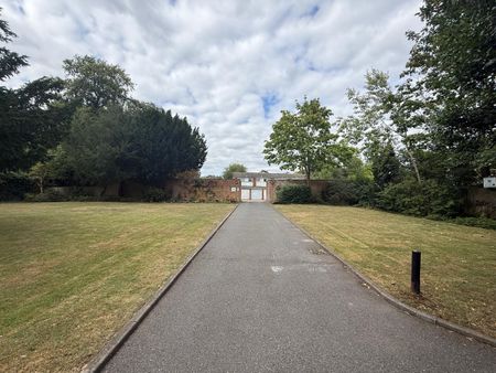 St Augustines Avenue, Croydon, CR2 6 - Photo 2