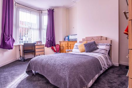 An architecturally designed, spacious six bed property. - Photo 4