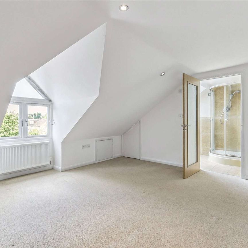 A modern and deceptively spacious detached home near the river and station, with well-presented interiors and a lovely layout - Photo 1