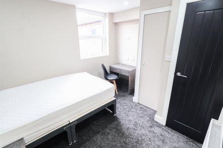 1 bedroom in a house share to rent - Photo 2