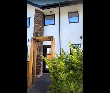 Fully furnished 1-bedroom spacious townhouse - Photo 1