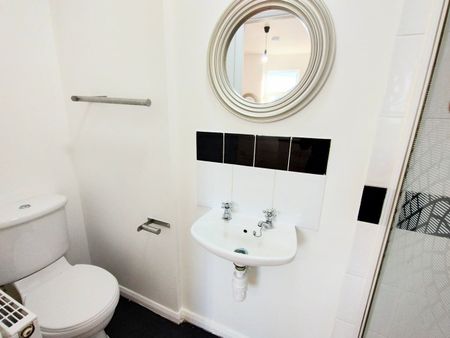 Studio Flat, Hollyshaw Lane, LS15 - Photo 2