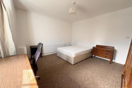 4 bedroom semi-detached house to rent - Photo 5