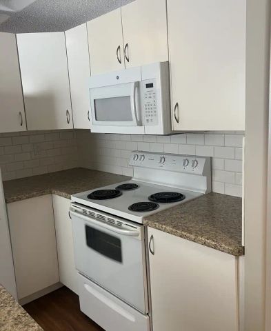7715 159st — Bungalow 3 Bedroom 1 Bath - Photo 2