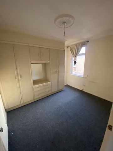 4 Bed Semi-Detached House, Faircross Avenue, IG11 - Photo 3