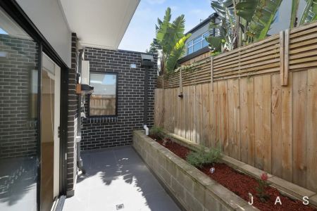 “Contemporary Comfort in the Heart of West Footscray” - Photo 4