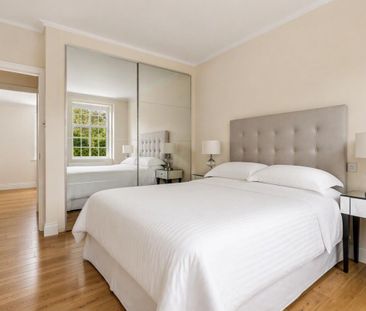 A substantial and beautifully presented three-bedroom ground floor apartment, ideally positioned opposite Wimbledon Common on the prestigious Wimbledon Park Side. - Photo 4