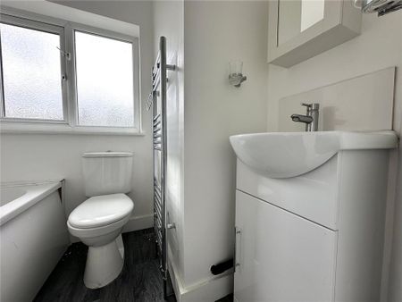 3 bedroom semi-detached house to rent - Photo 3