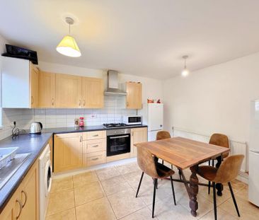 1 bedroom in a flat share to rent - Photo 5