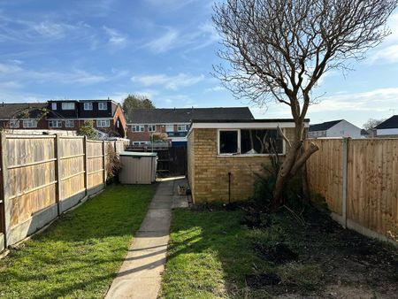 Three-Bedrooms Semi-Detached House - Photo 2