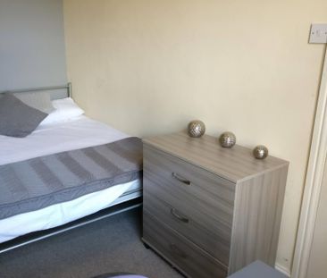 1 bedroom in a house share to rent - Photo 2