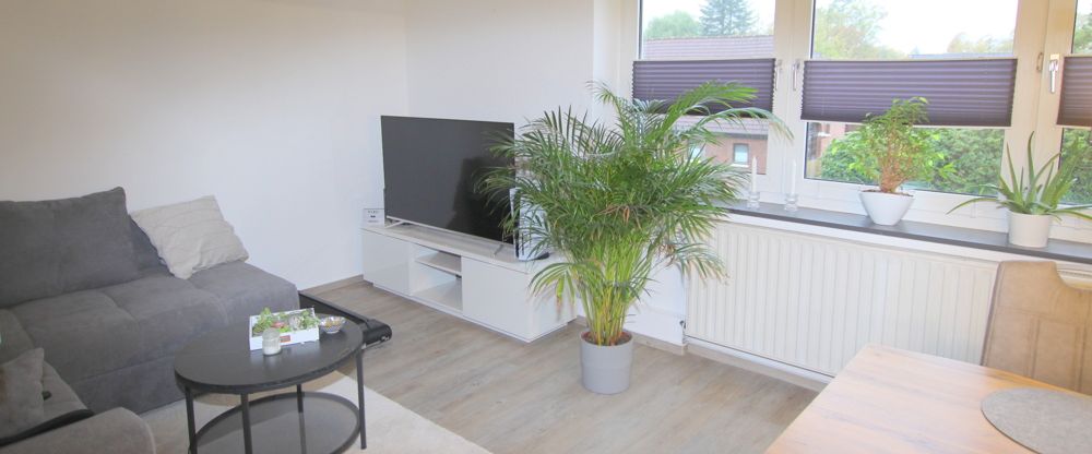 Attraktive 3-Zimmer-Obergeschosswohnung in einem Zweifamilienhaus auf eingegrüntem Grundstück - Foto 1