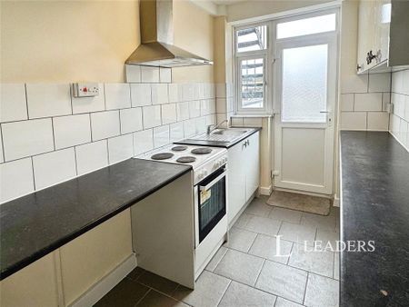 2 bedroom flat to rent - Photo 4