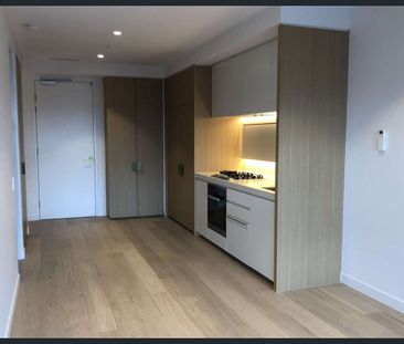 Skyline Vibes & Luxe Living – Balcony Views, Pool, Spa & More - Photo 2