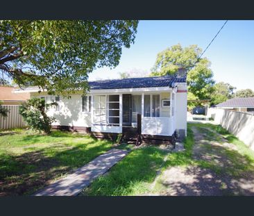 Three Bedroom home enclosed back garden plenty of room - Photo 4