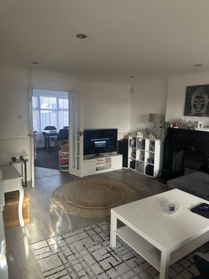 Room in a Shared House, Ramshead Crescent, LS14 - Photo 1