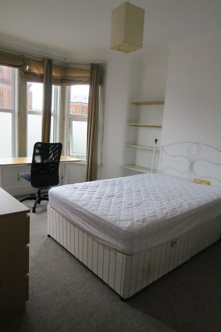 6 Bed Terraced House, Longmead Avenue, BS7 - Photo 2