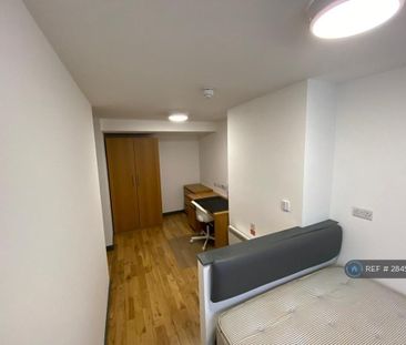 1 bedroom in a flat share to rent - Photo 4