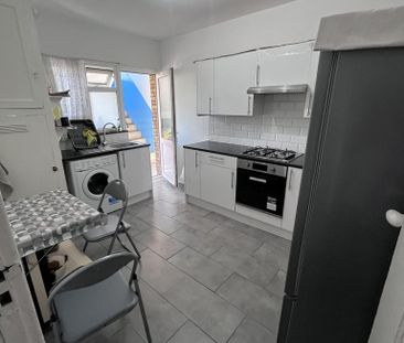 2 bedroom flat to rent - Photo 3