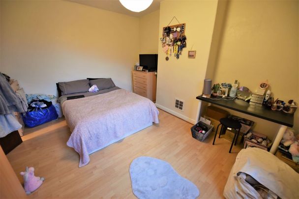 2 bedroom House in Harold Avenue, Leeds - Photo 1