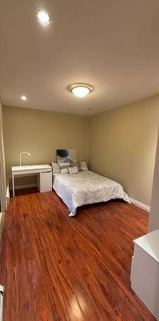 Newly Renovated 2 bedrooms and 1 bathroom - Photo 1