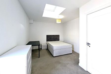 1 bedroom in a flat share to rent - Photo 4