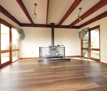 Location - Location - Three Bedroom House! - Photo 6