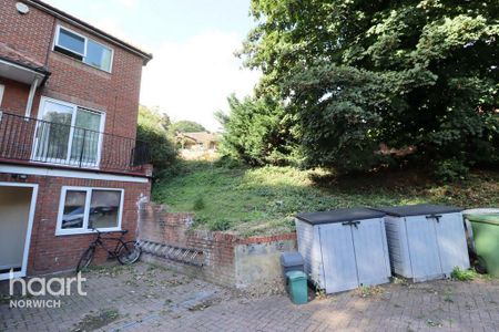 1 bedroom in a house share to rent - Photo 5