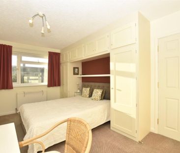 4 bedroom detached house to rent - Photo 2