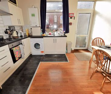 2 bedroom Flat in Harold Grove, Leeds - Photo 3