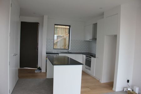 Near new, Sunny 3 Bed (Corner unit with Courtyard) - Photo 3