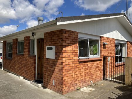 Three bedroom home in Hamilton East - Photo 3